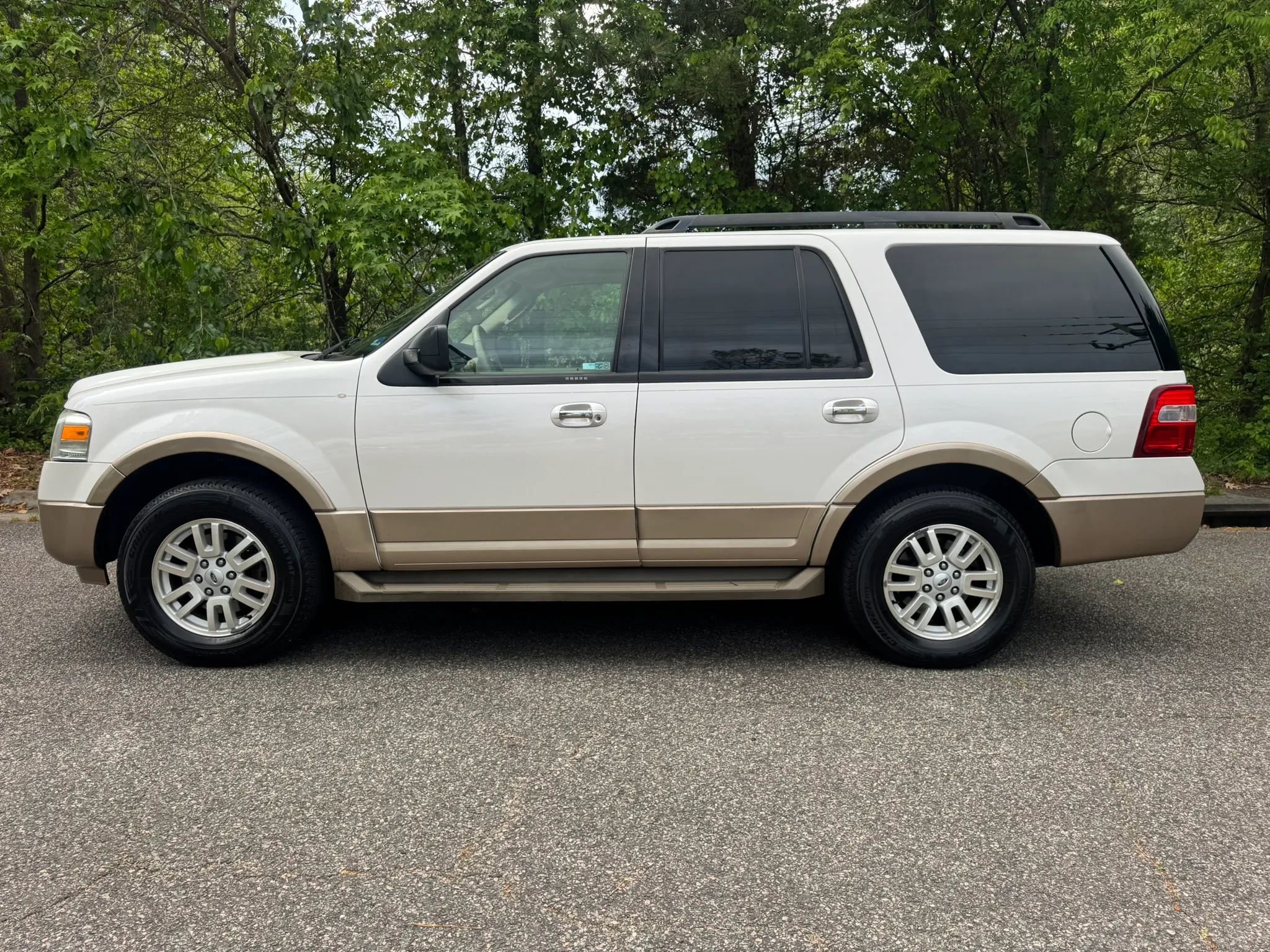Used 2014 Ford Expedition XLT w/ Equipment Group 202A AWD/4WD image 3
