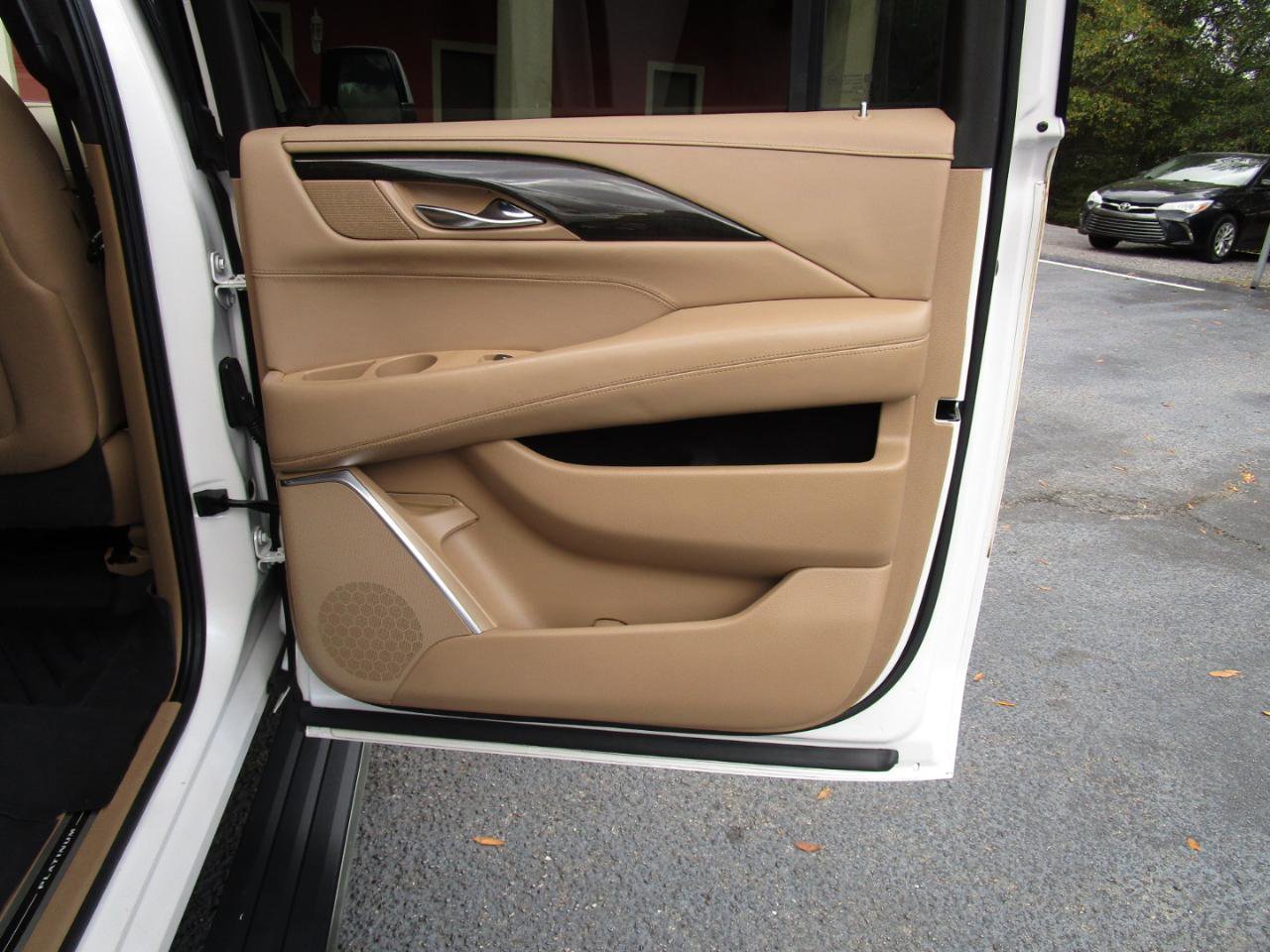 Used 2019 Cadillac Escalade ESV Platinum image 31