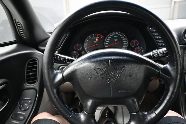 Used 2004 Chevrolet Corvette Coupe RWD image 8