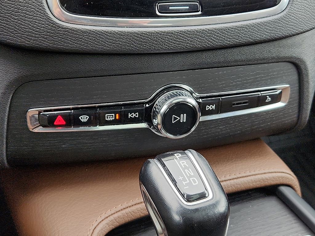 Used 2020 Volvo XC90 T6 Momentum w/ Protection Package Premier image 16