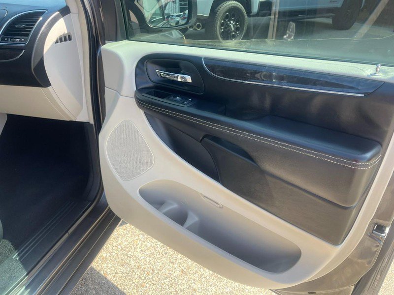 Used 2016 Chrysler Town & Country Touring-L image 12