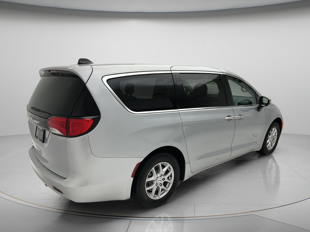 Used 2022 Chrysler Voyager LX FWD image 5