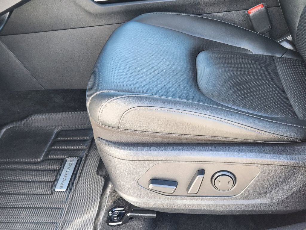 Used 2025 Kia Sportage EX image 8