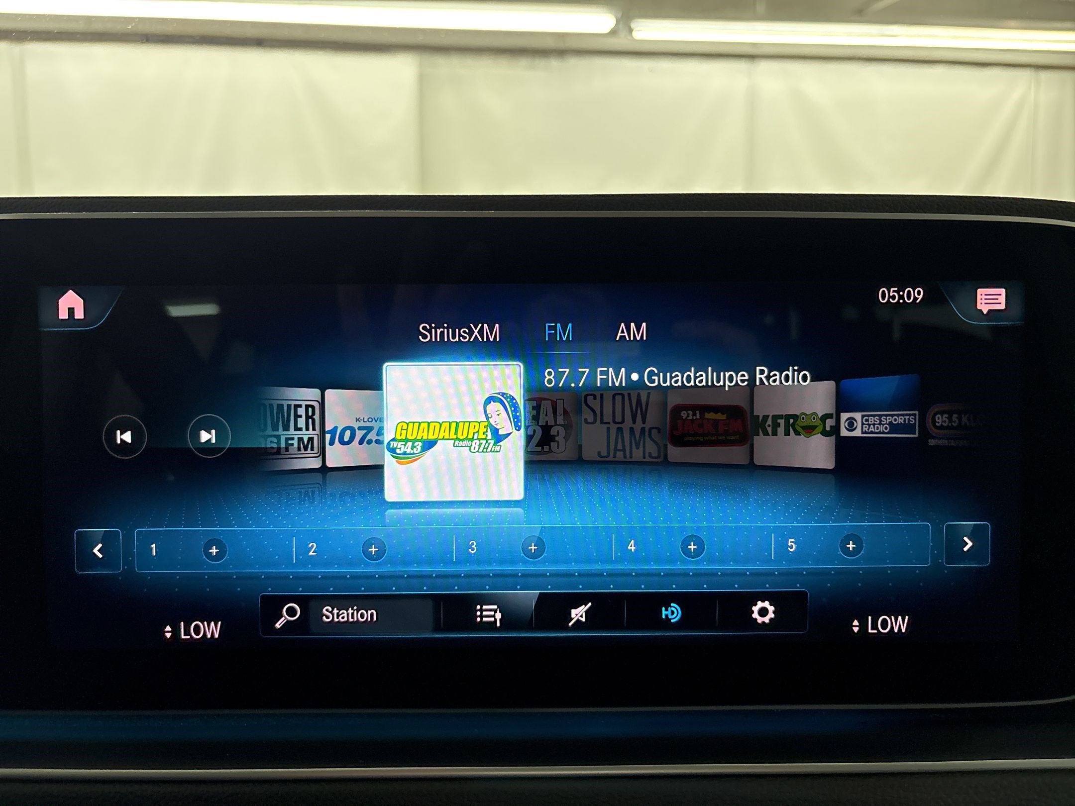 Used 2023 Mercedes-Benz GLE 450 4MATIC w/ Premium Package image 23