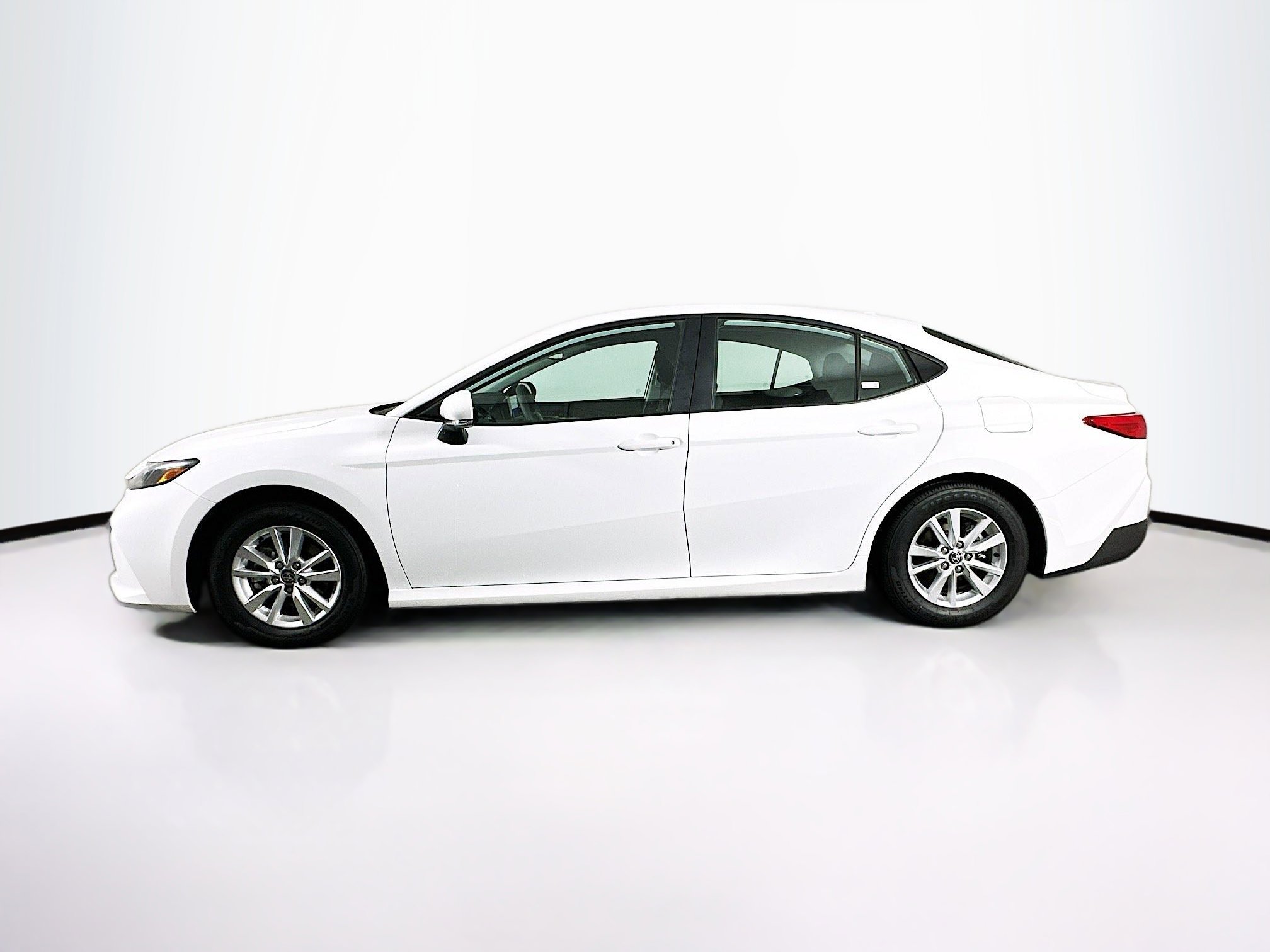 Used 2025 Toyota Camry LE image 4