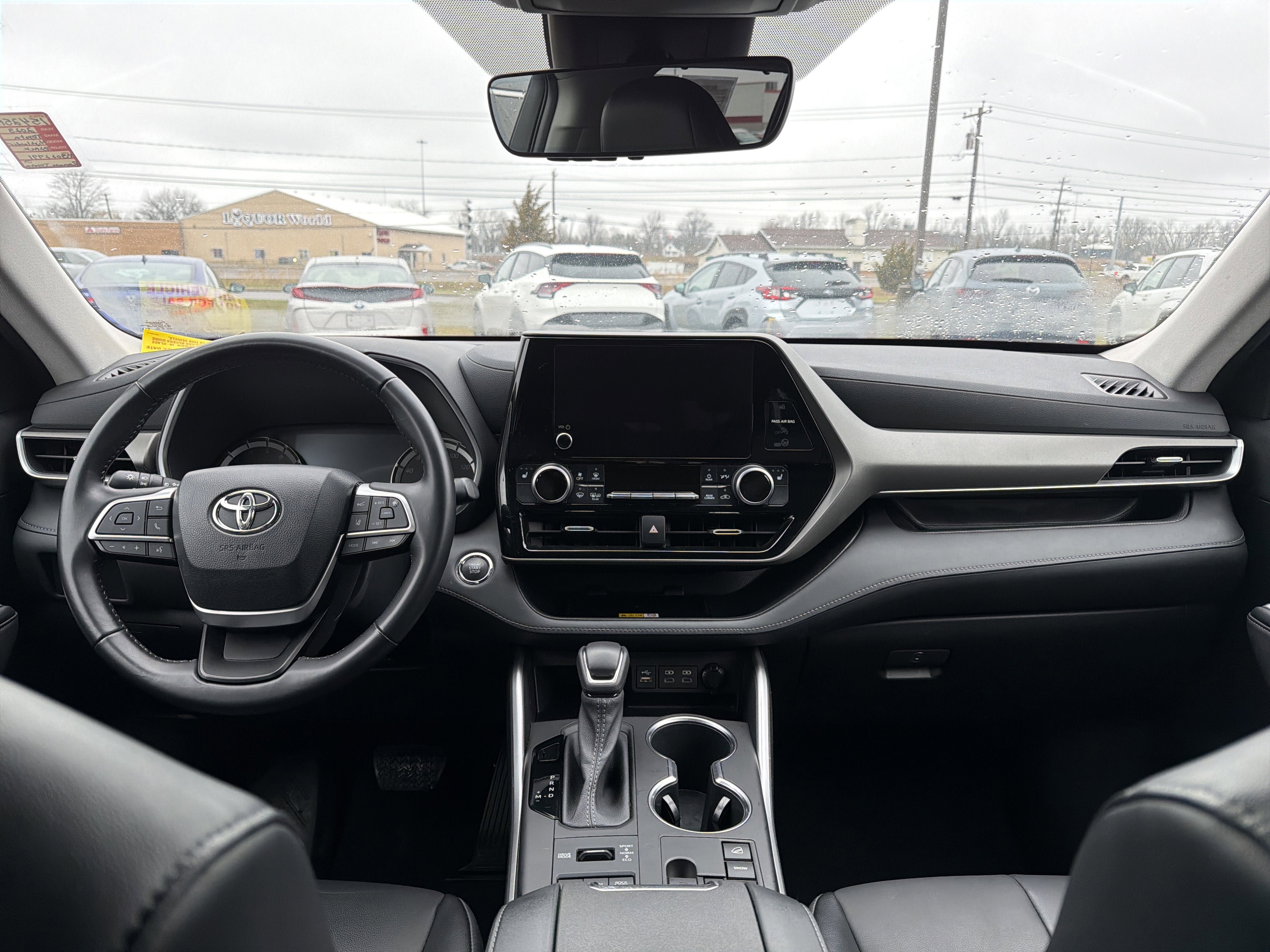 Used 2023 Toyota Highlander XLE AWD/4WD image 12