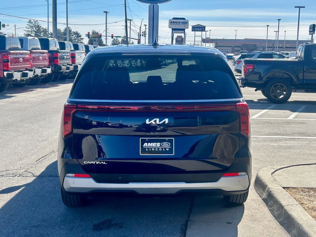 Used 2025 Kia Carnival image 4