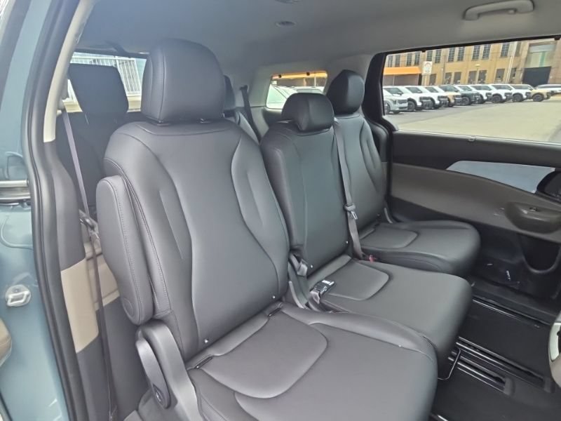 New 2027 Kia Carnival EX FWD image 19