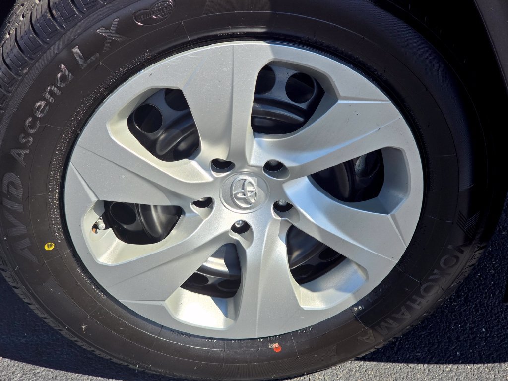 Used 2021 Toyota RAV4 LE AWD/4WD image 10