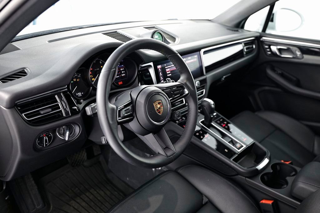 Certified 2025 Porsche Macan image 4