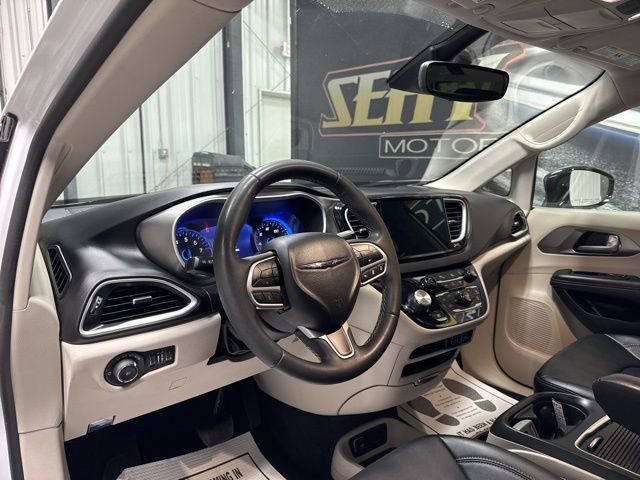 Used 2024 Chrysler Pacifica Touring-L image 6