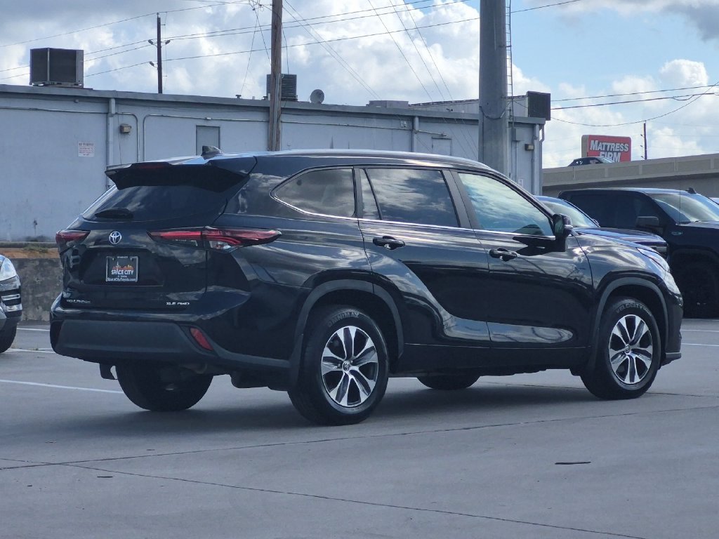 Used 2024 Toyota Highlander XLE AWD/4WD image 6