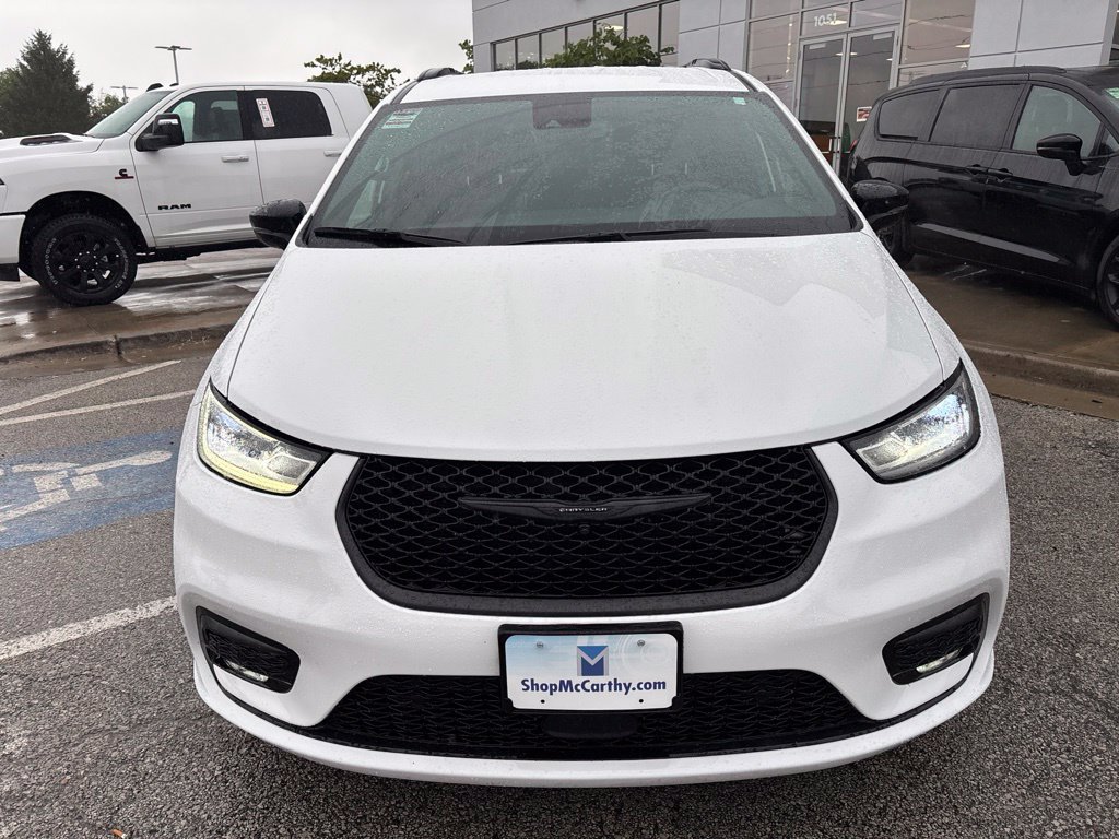 Used 2024 Chrysler Pacifica Touring-L w/ S Appearance Package FWD image 3