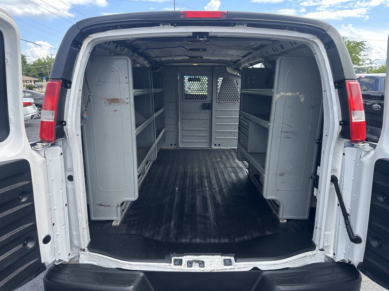 Used 2017 Chevrolet Express 2500 RWD image 19
