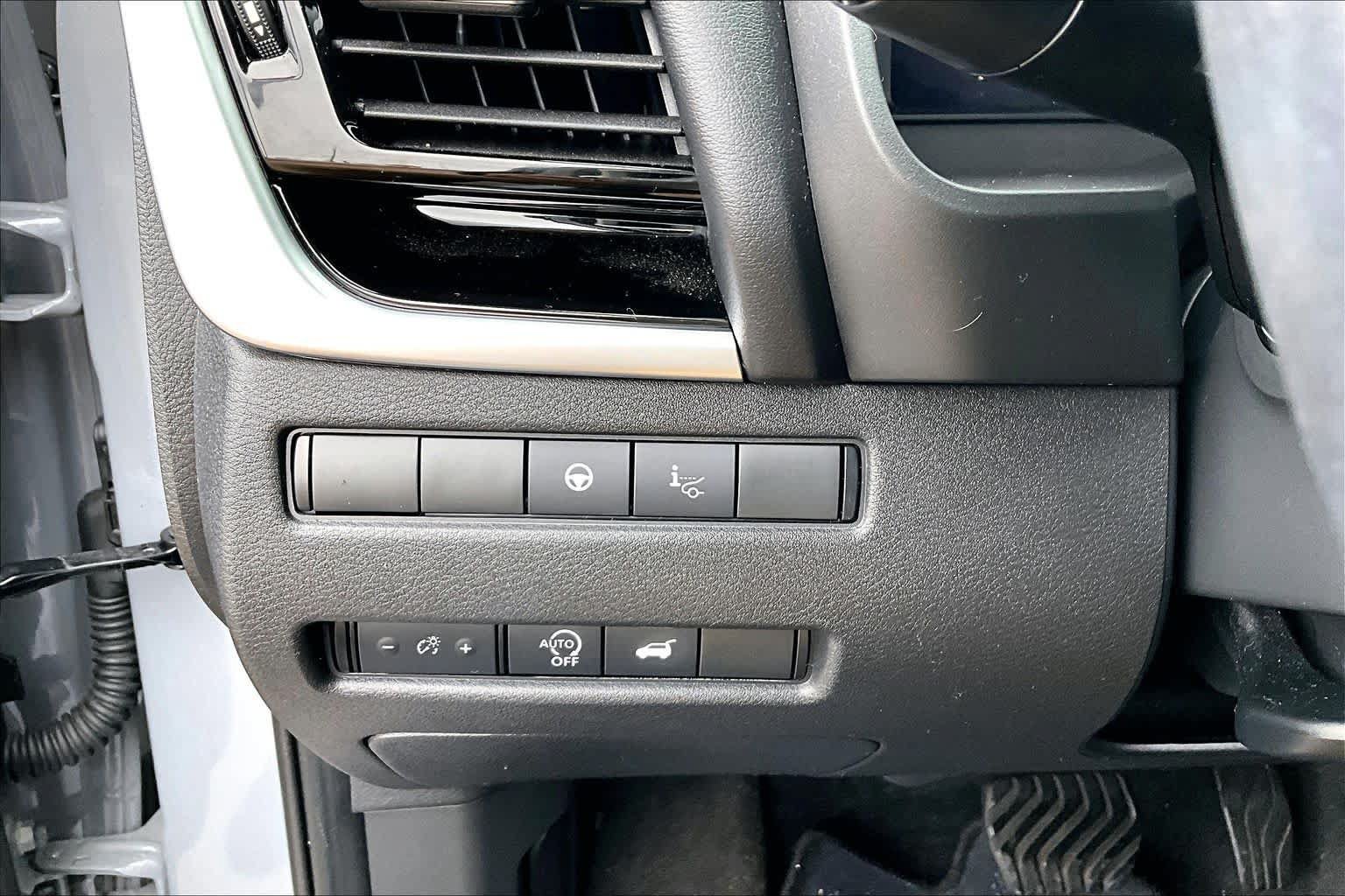 Used 2025 Nissan Rogue SL w/ Tech Package FWD image 33