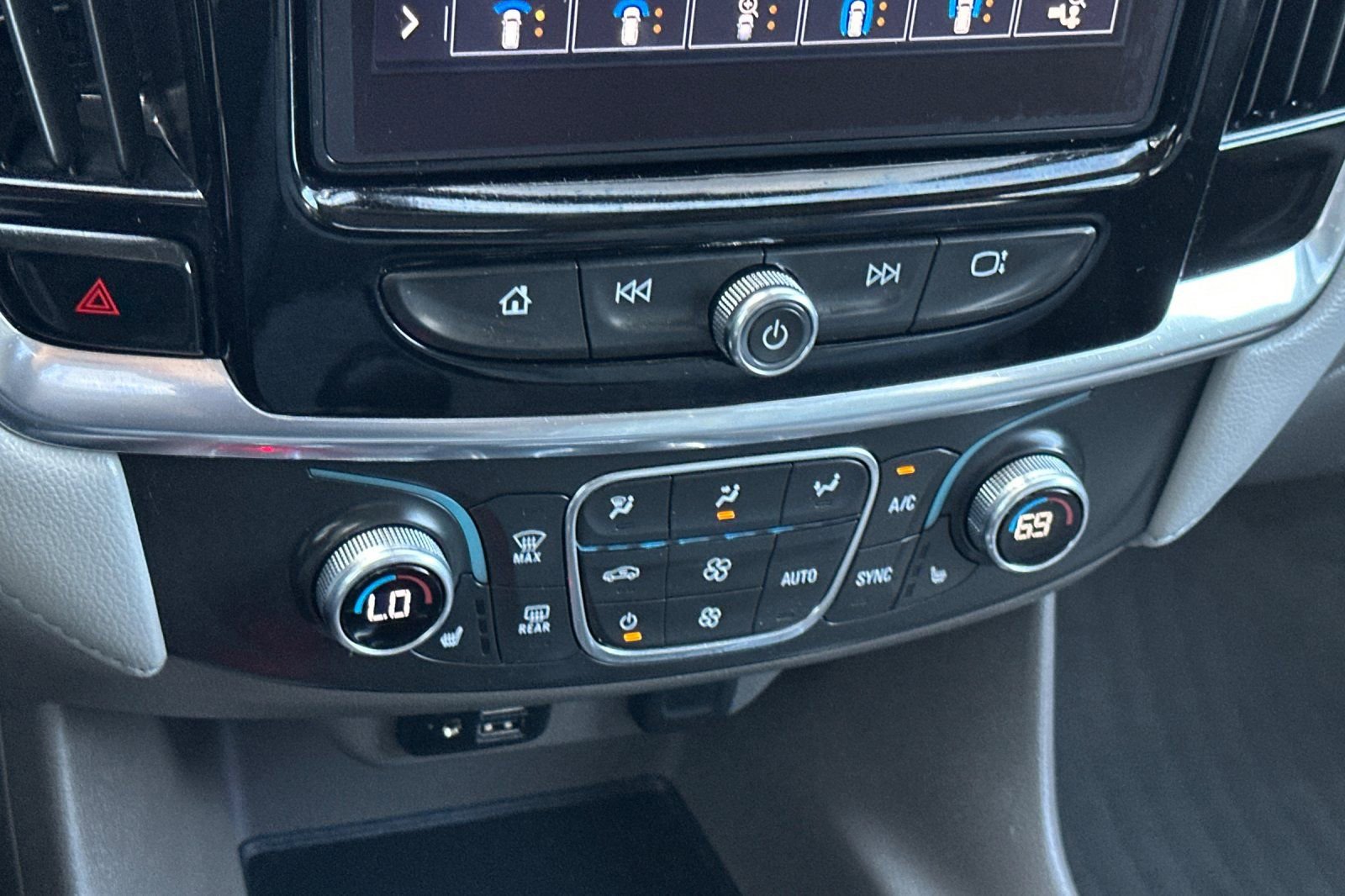 Used 2021 Chevrolet Traverse LT w/ LT Premium Package image 20