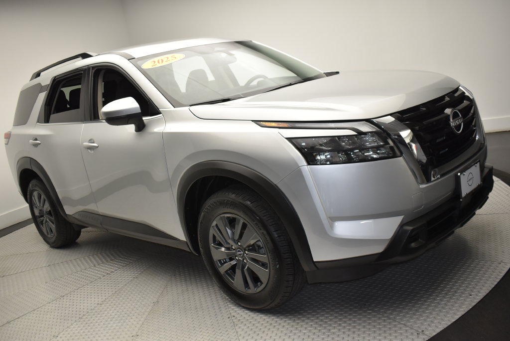 Used 2025 Nissan Pathfinder SV AWD/4WD image 3