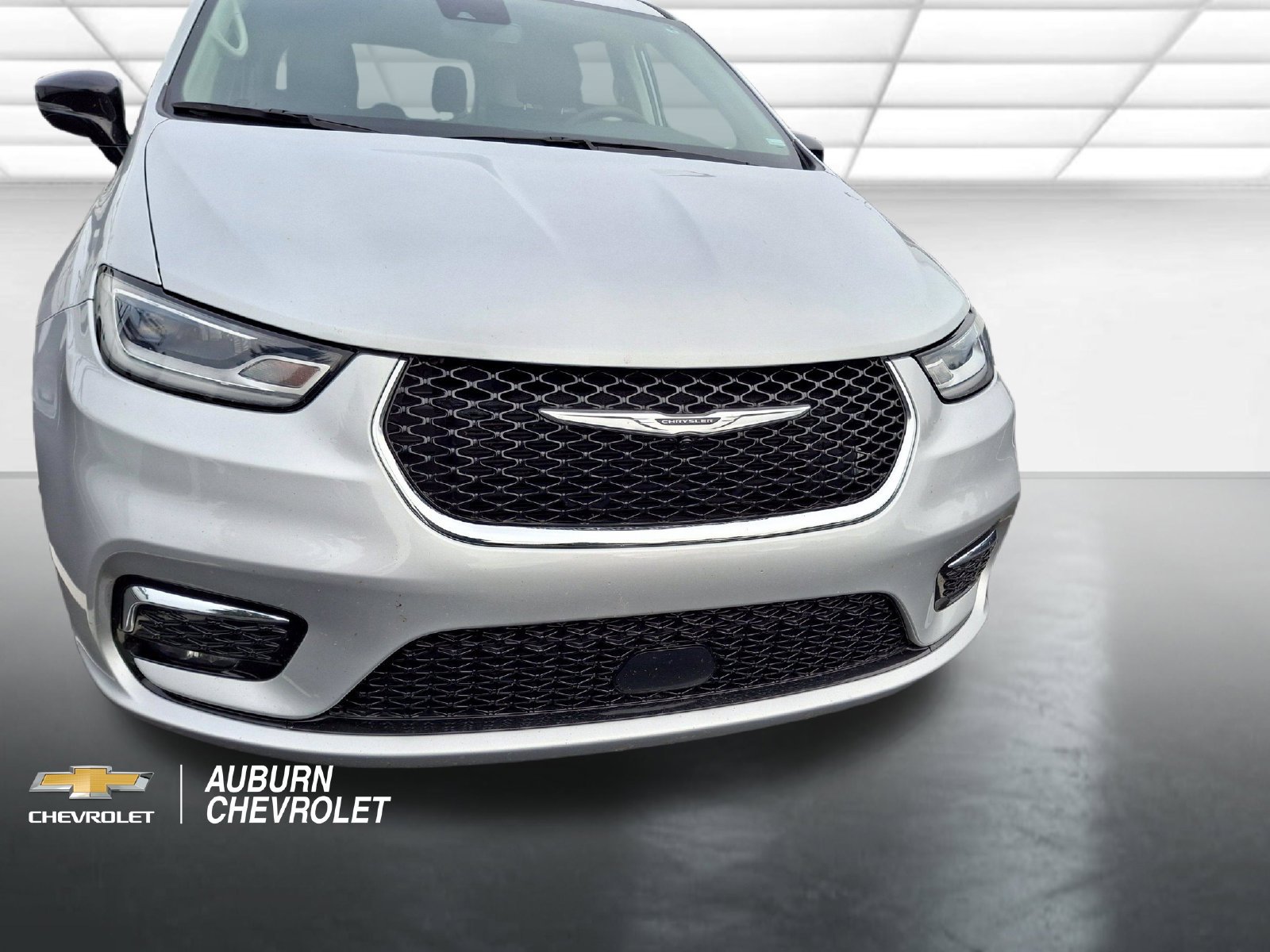 Used 2024 Chrysler Pacifica Touring-L FWD image 24