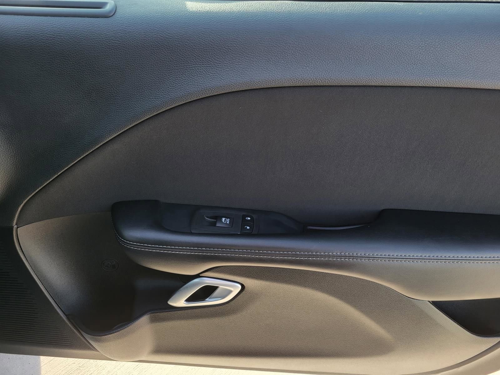 Used 2022 Dodge Challenger SXT image 6