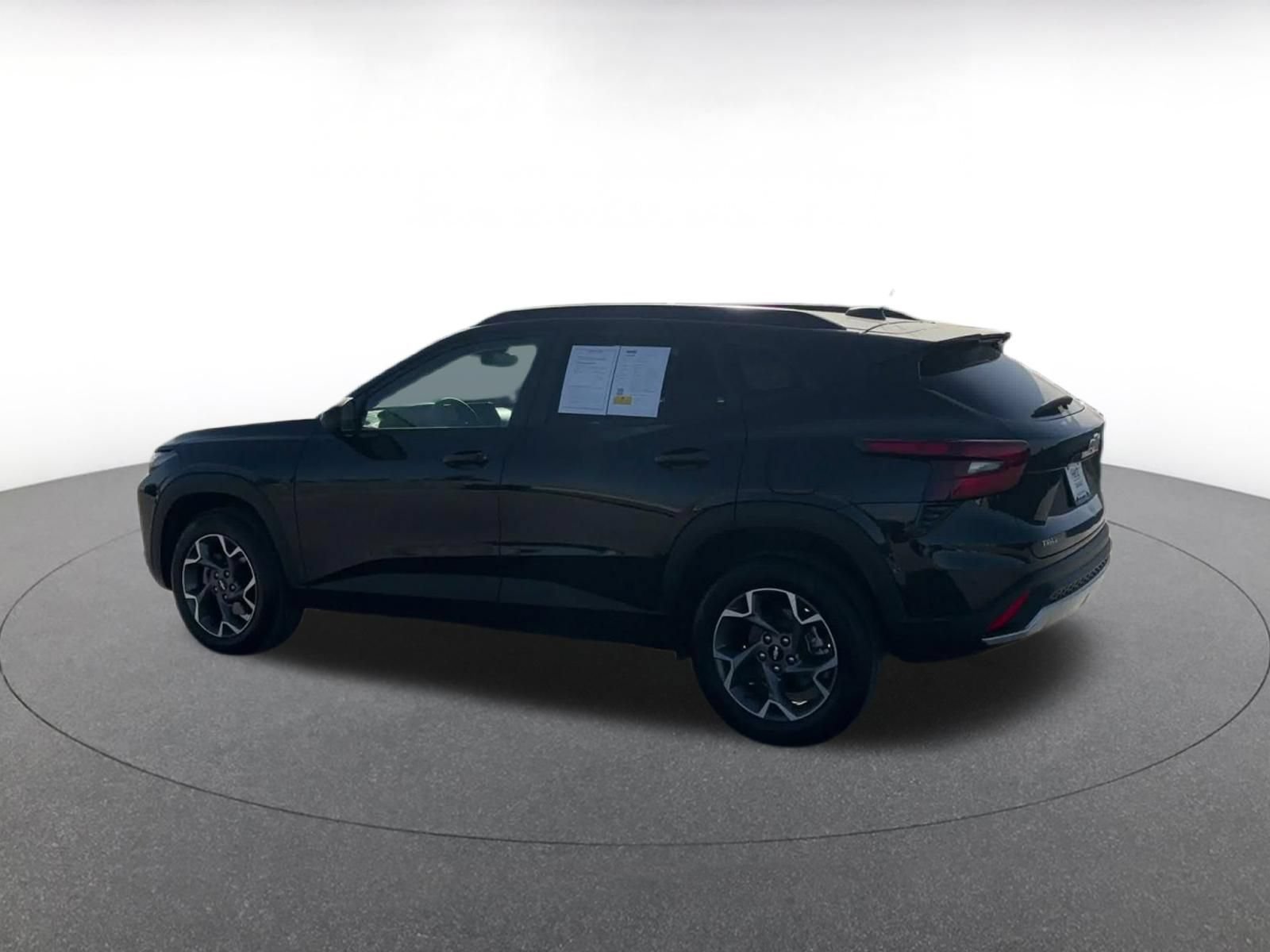 Used 2025 Chevrolet Trax LT FWD image 9