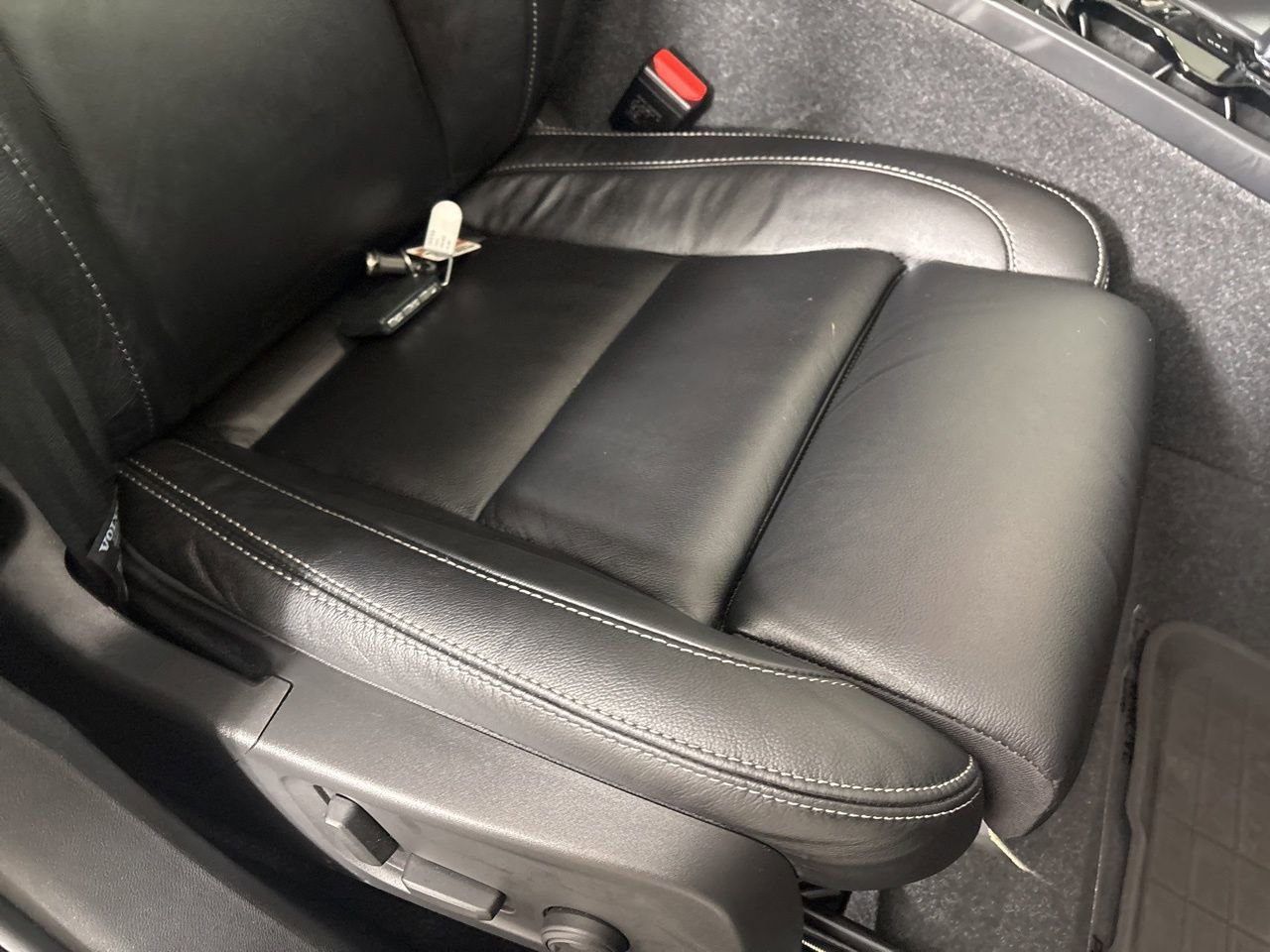 Used 2024 Volvo XC40 B5 Ultimate w/ Protection Package Premier image 28