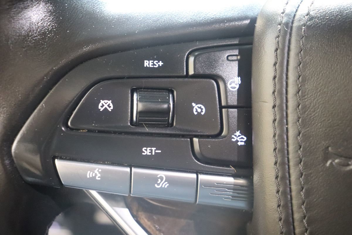Used 2022 Cadillac Escalade Sport Platinum w/ LPO, ONYX Package image 40