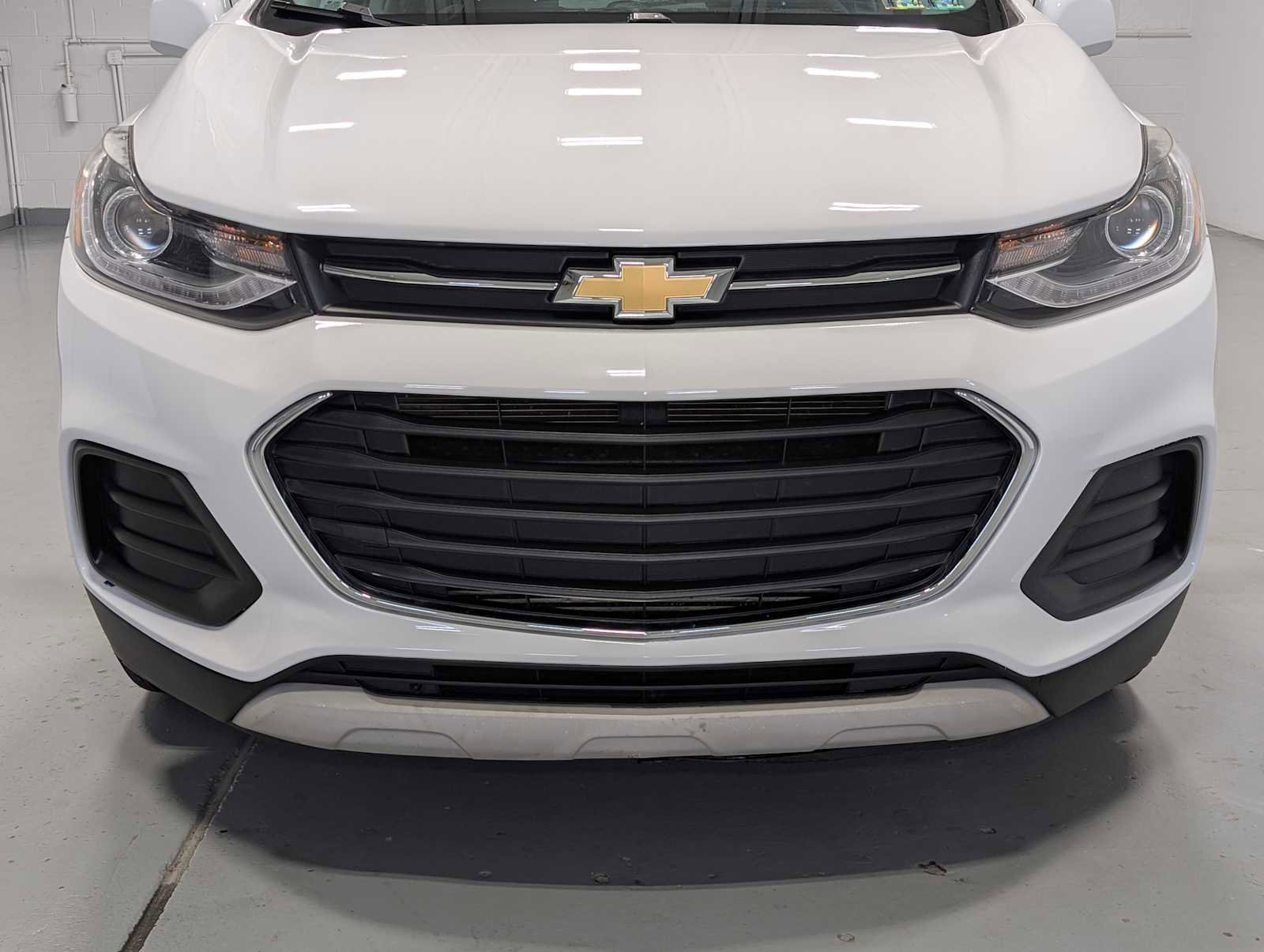 Used 2018 Chevrolet Trax LT w/ LT Convenience Package AWD/4WD image 2