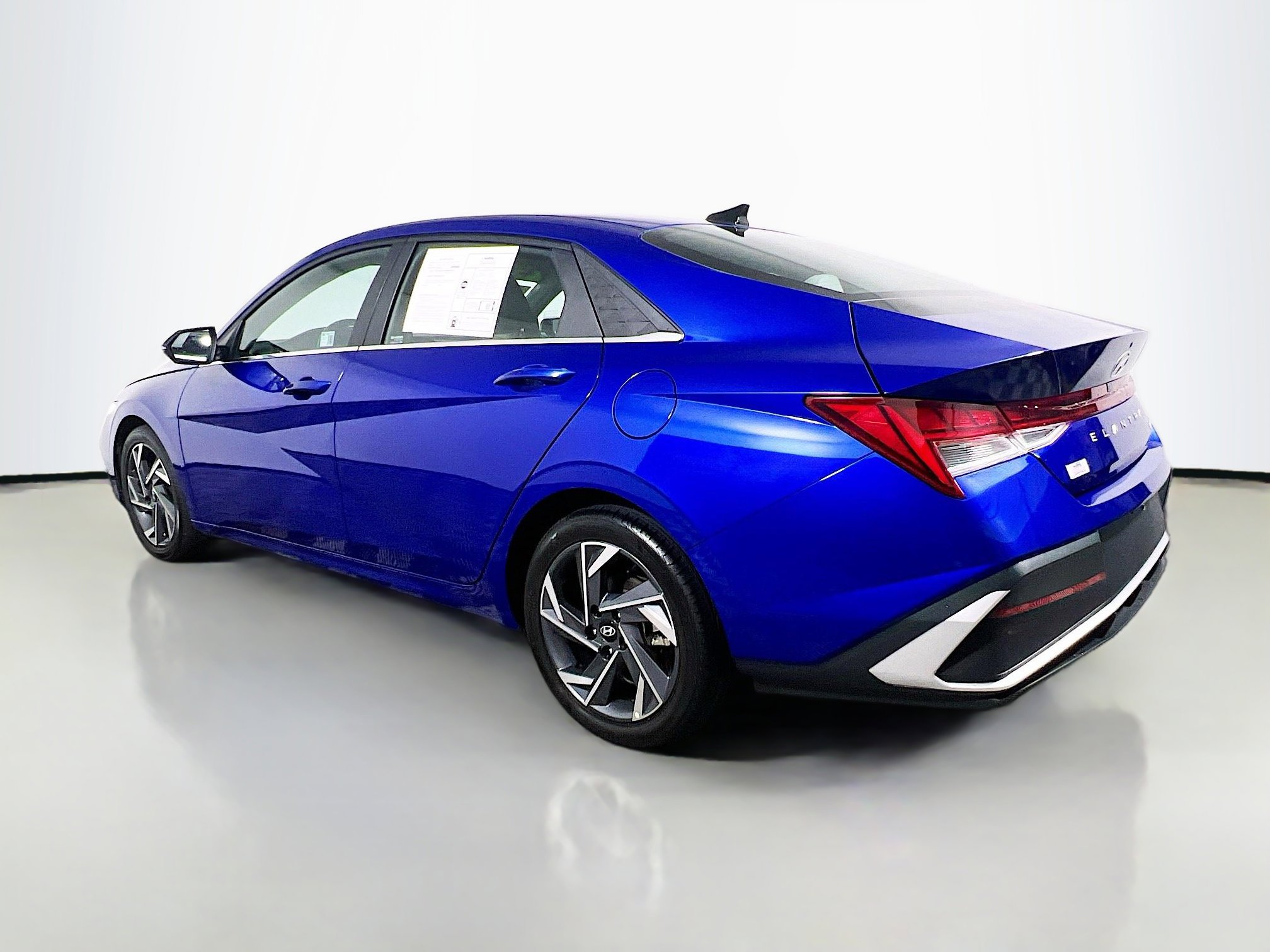 Used 2025 Hyundai Elantra Limited image 8