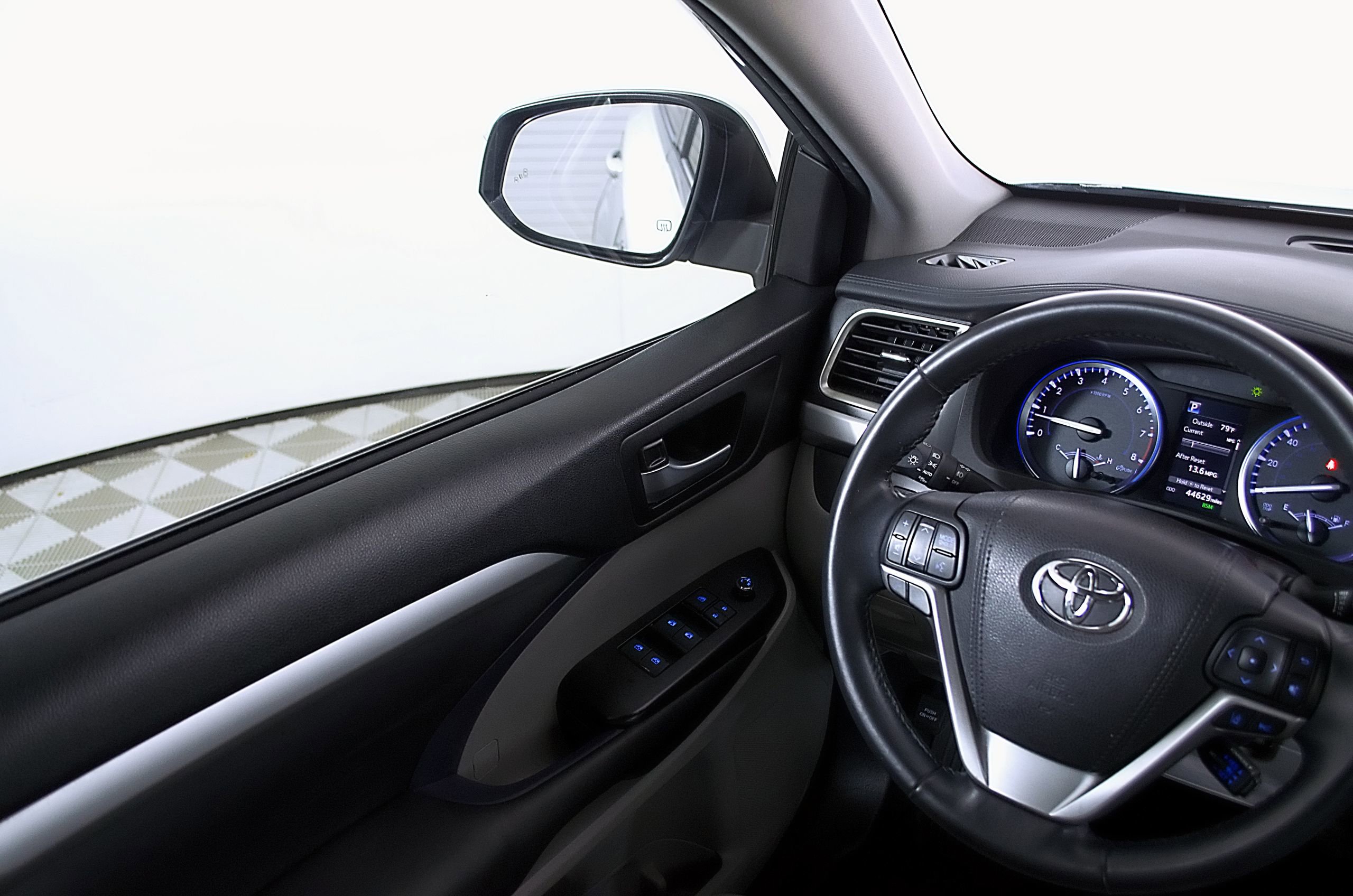 Used 2018 Toyota Highlander XLE image 25
