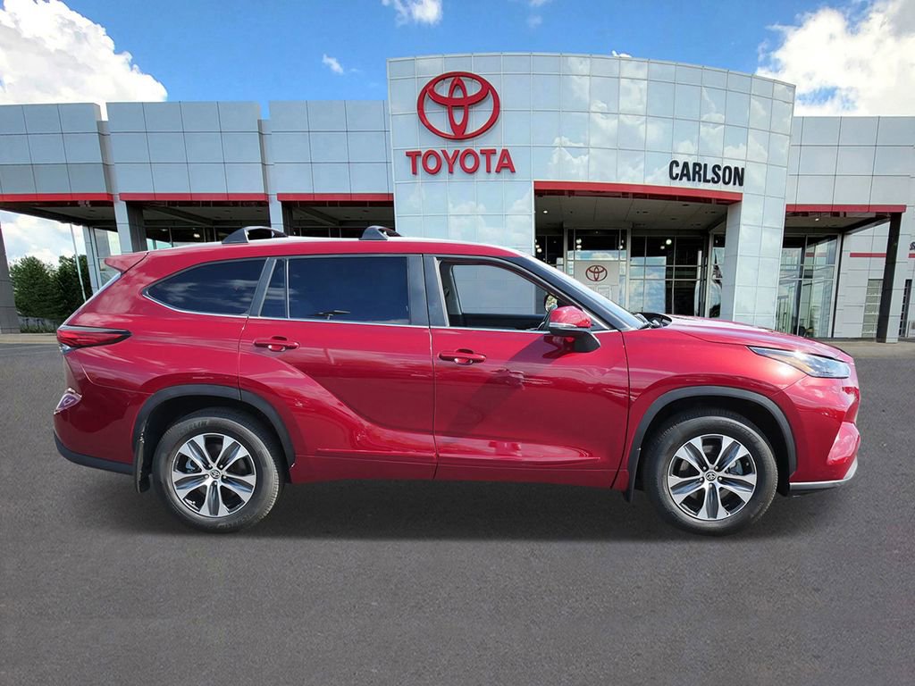 Used 2023 Toyota Highlander XLE AWD/4WD image 4