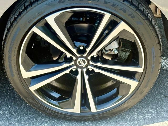 Used 2023 Nissan Sentra SR w/ SR Premium Package FWD image 31