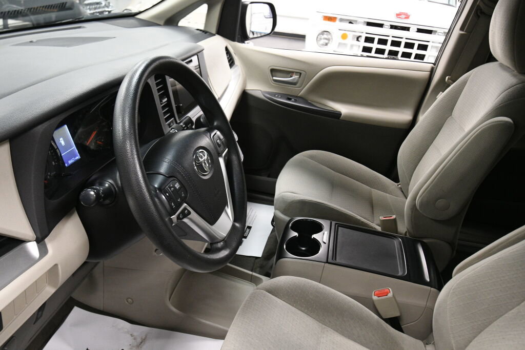 Used 2015 Toyota Sienna LE image 17
