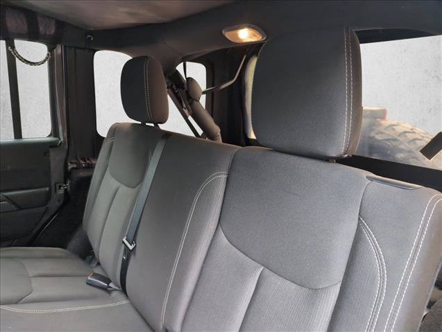 Used 2016 Jeep Wrangler Unlimited Rubicon w/ Connectivity Group AWD/4WD image 17