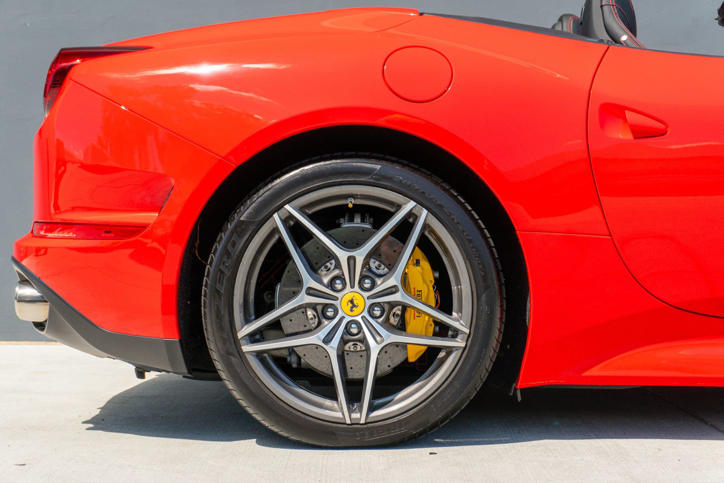 Used 2017 Ferrari California T RWD image 33