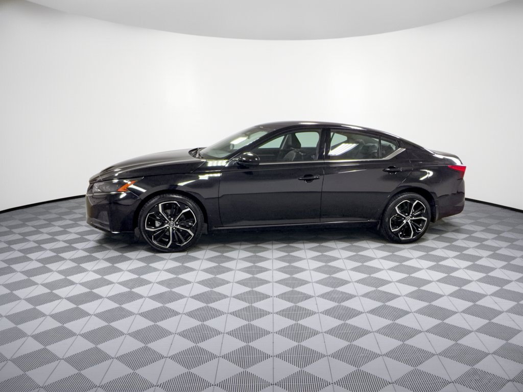 Used 2025 Nissan Altima 2.5 SR AWD/4WD image 2