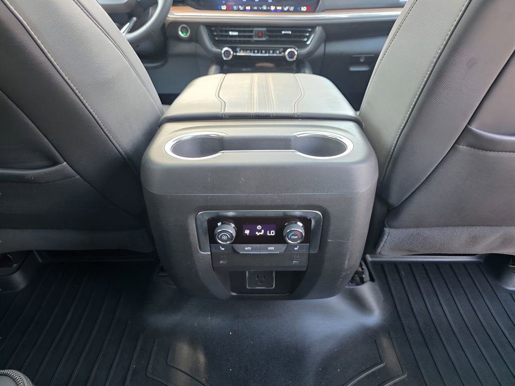 Used 2025 Chevrolet Suburban High Country image 12