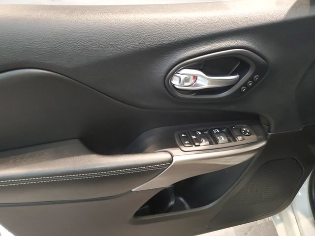 Used 2019 Jeep Cherokee Overland w/ Technology Group AWD/4WD image 11