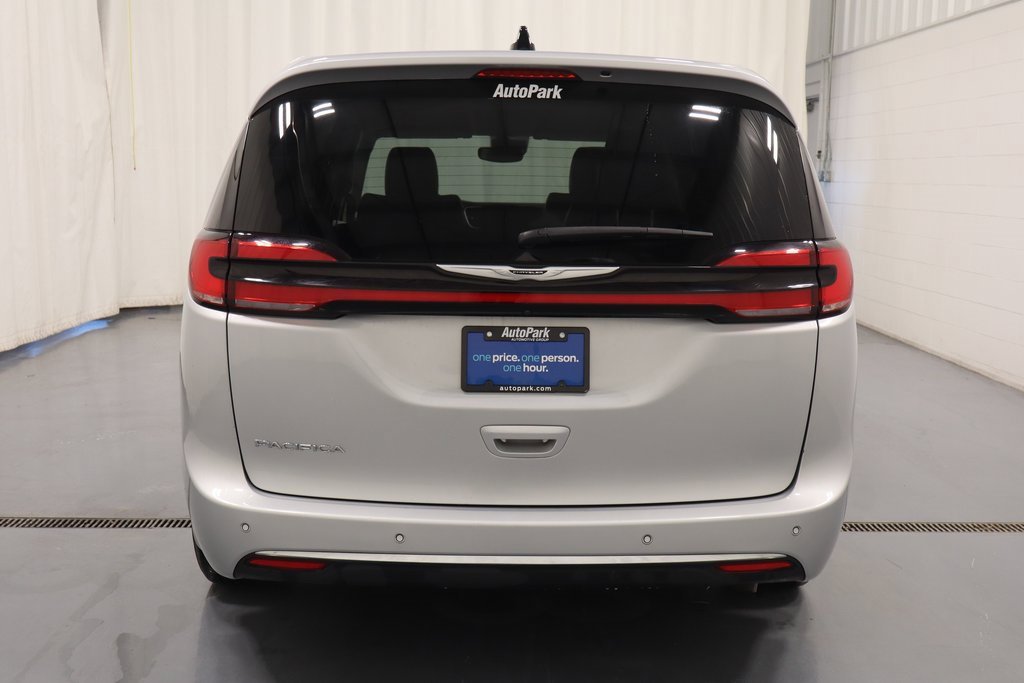 Used 2024 Chrysler Pacifica Touring-L image 8