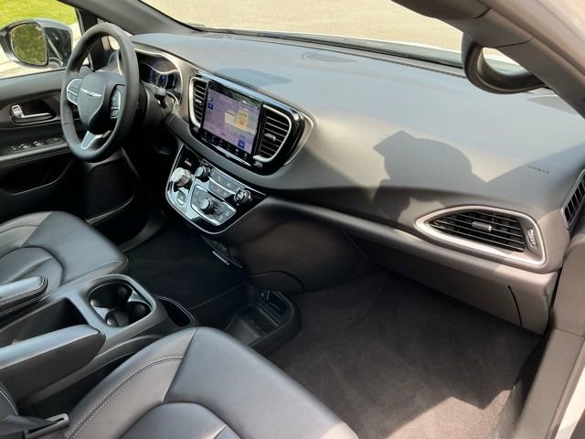 Used 2025 Chrysler Pacifica Select FWD image 17