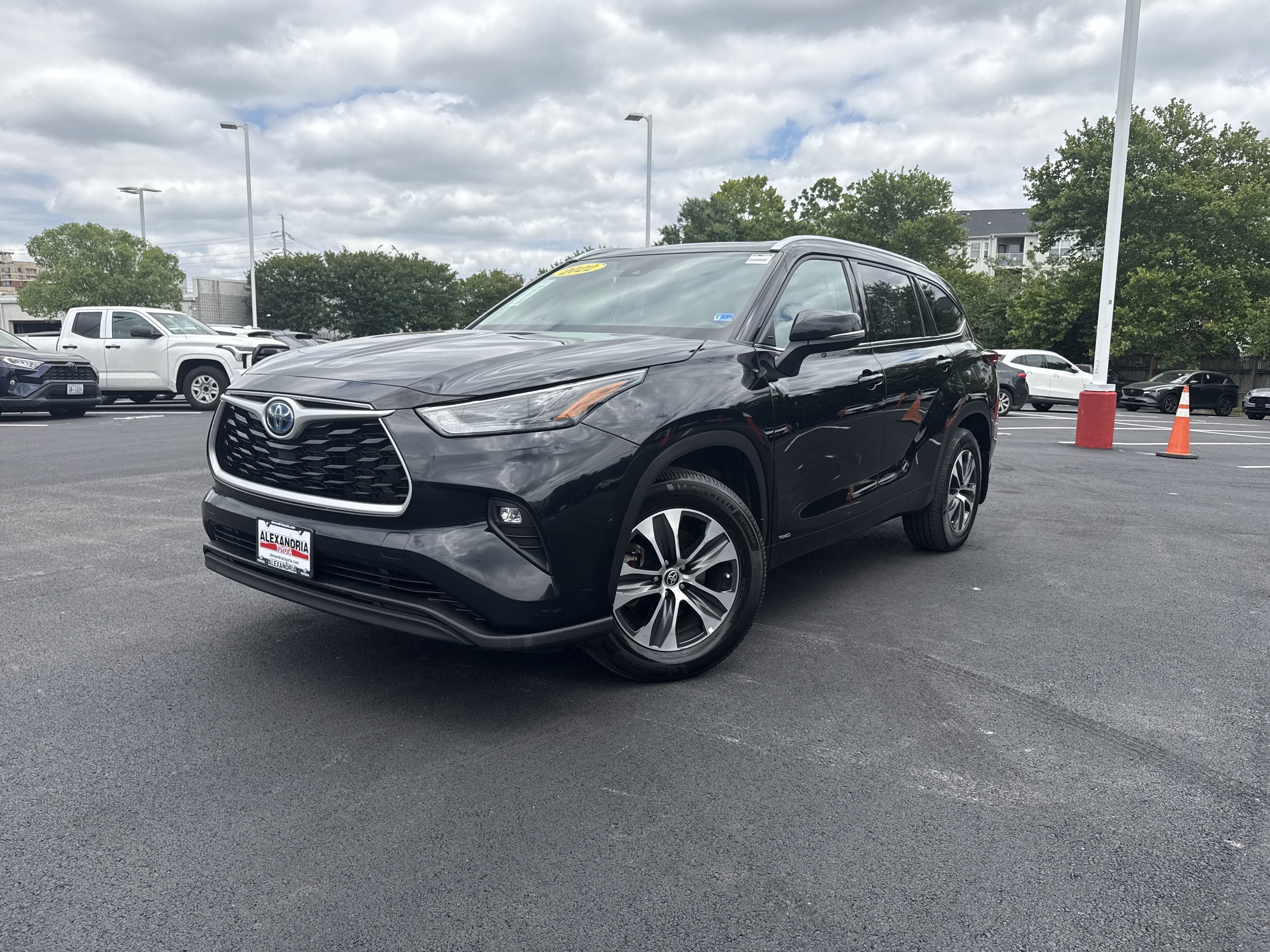Used 2022 Toyota Highlander XLE AWD/4WD image 1
