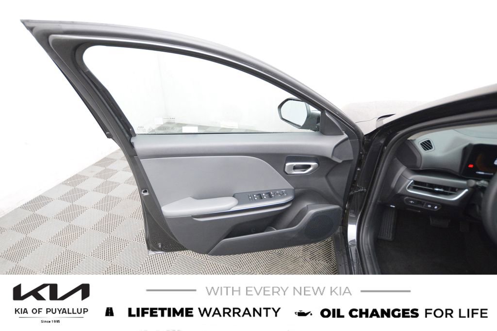 New 2025 Kia K4 LX image 9