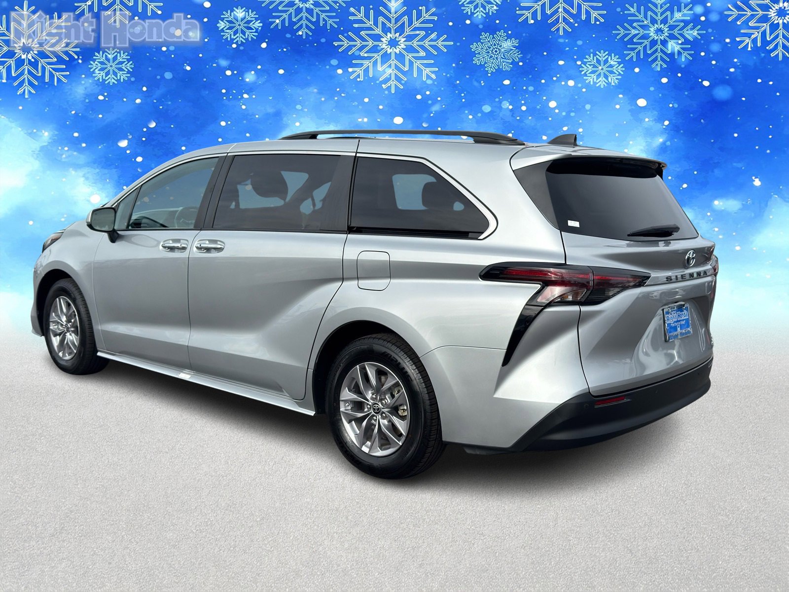 Used 2024 Toyota Sienna XLE image 4