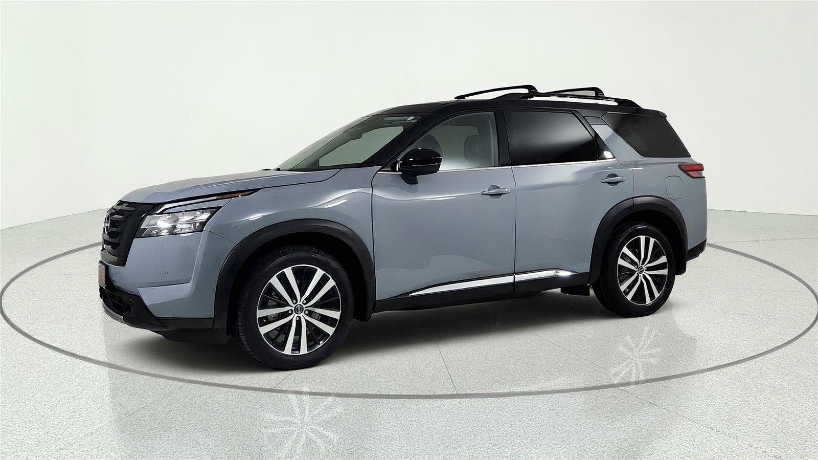 Used 2024 Nissan Pathfinder Platinum w/ Black Appearance Package AWD/4WD image 3