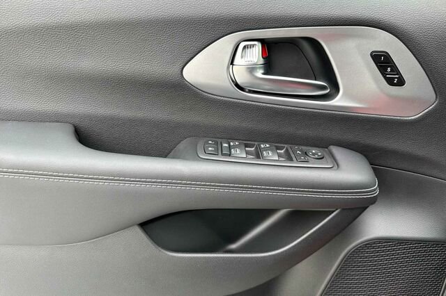 New 2026 Chrysler Pacifica Limited w/ S Appearance Package image 8