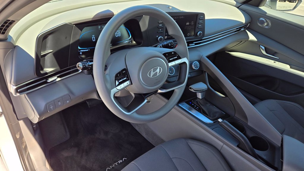 Used 2026 Hyundai Elantra SE FWD image 9