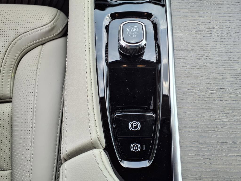 Used 2025 Volvo XC90 T8 Ultra w/ Protection Package Premier image 15