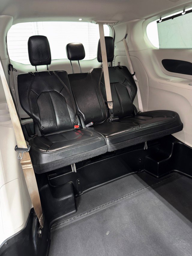 Used 2020 Chrysler Pacifica Touring-L image 32