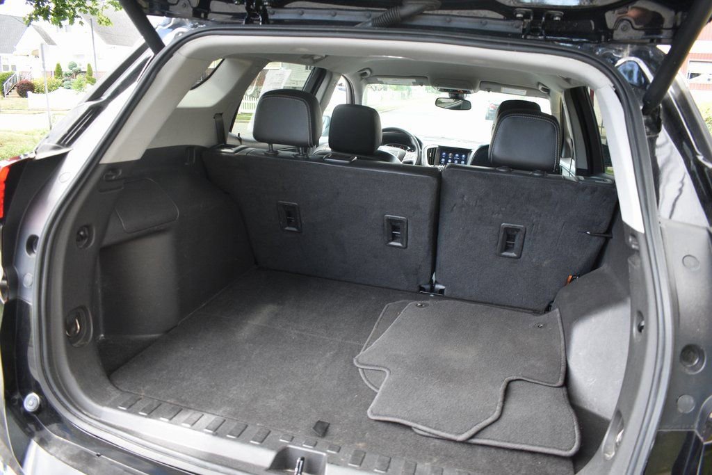 Used 2023 GMC Terrain SLT image 33