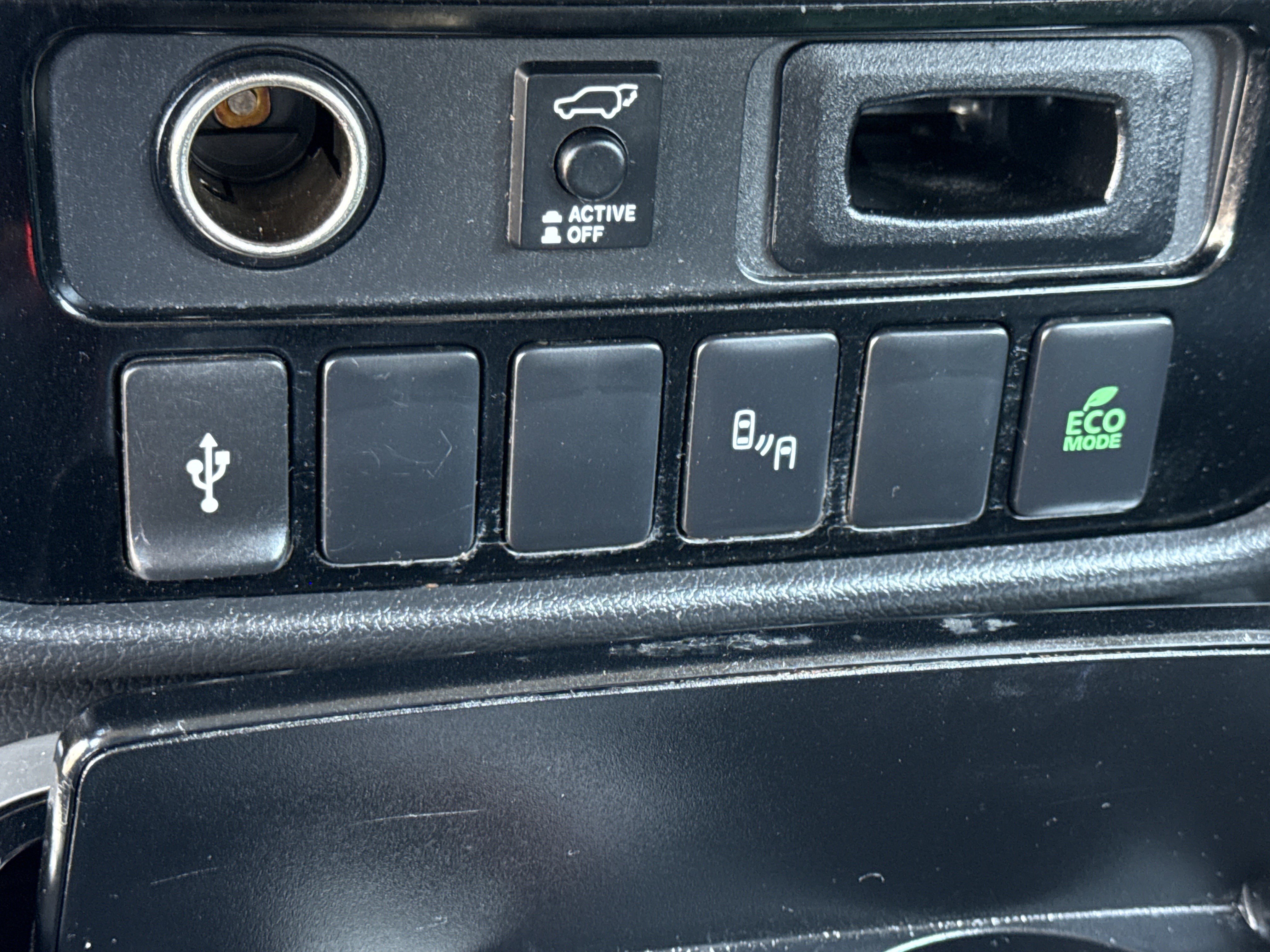 Used 2020 Mitsubishi Outlander AWD image 25