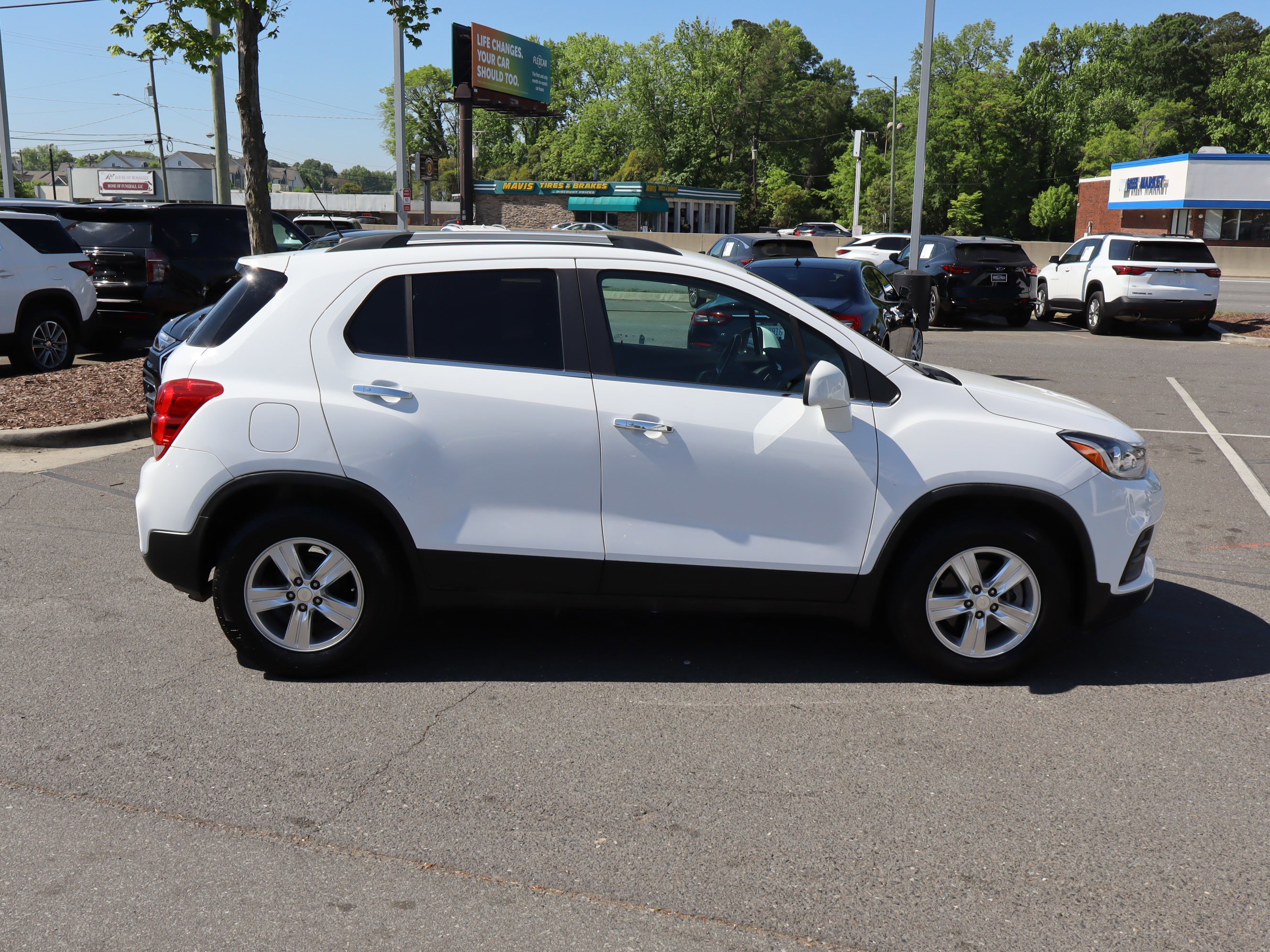 Used 2018 Chevrolet Trax LT w/ LT Convenience Package image 11